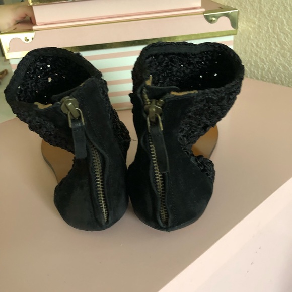 Elizabeth and James Sandals - Picture 3 of 8